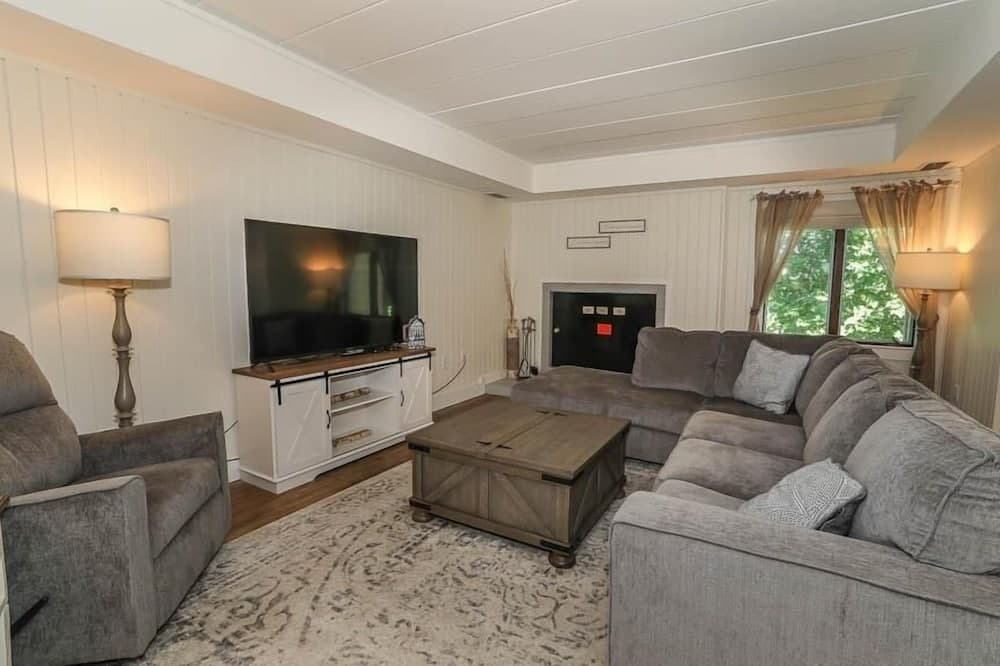 Seven Springs 2 Bedroom Premium Condo, Pet Friendly! by RedAwning - Save 10% on 3 Nights, 15% on 5 Nights!