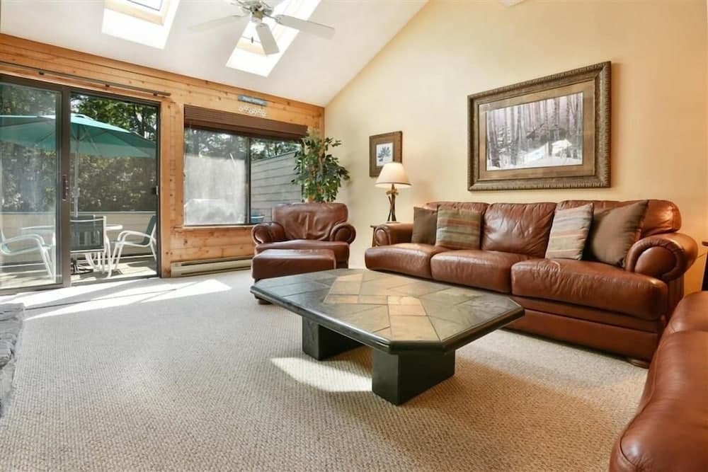 Seven Springs 2 Bedrooms Premium Condo, fireplace and a view by RedAwning - Save 10% on 3 Nights, 15% on 5 Nights!