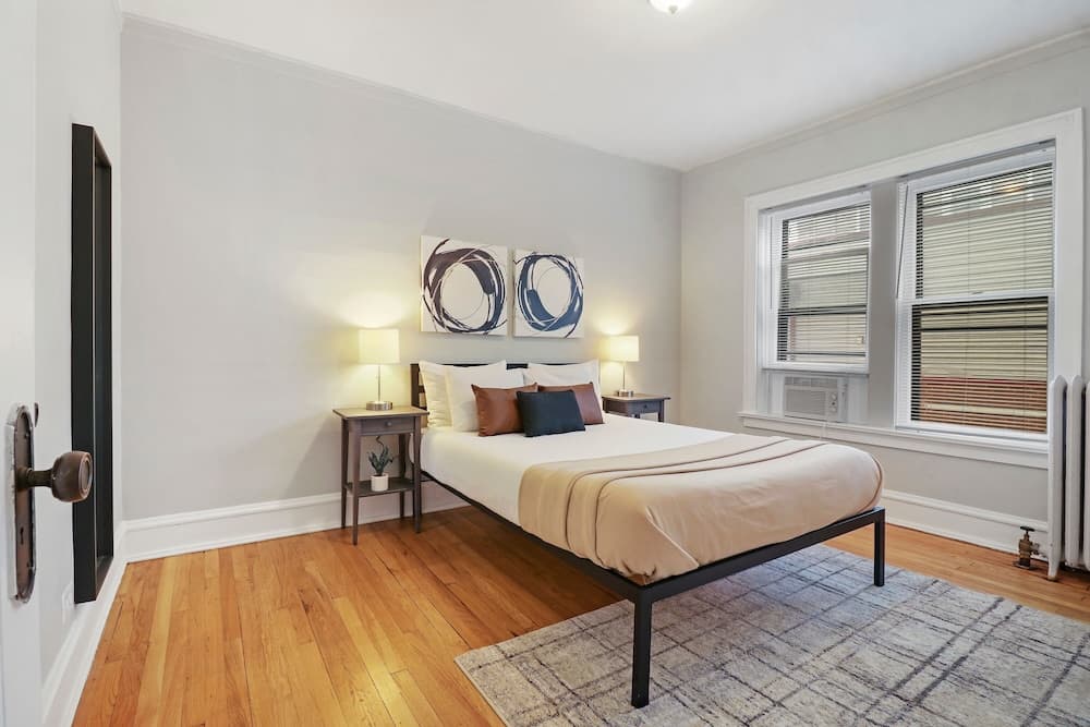 Simple and Roomy 1BR Apt in Evanston