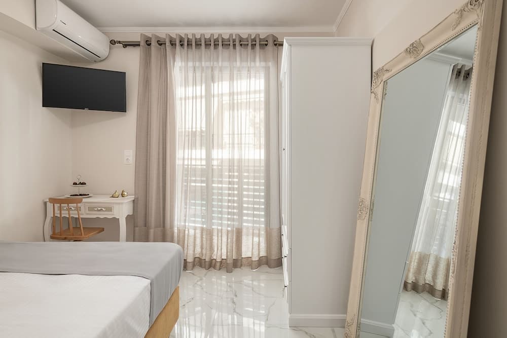 Elvira City Apartment