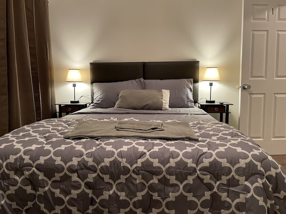 Downtown Private Rooms- Close to Topgolf