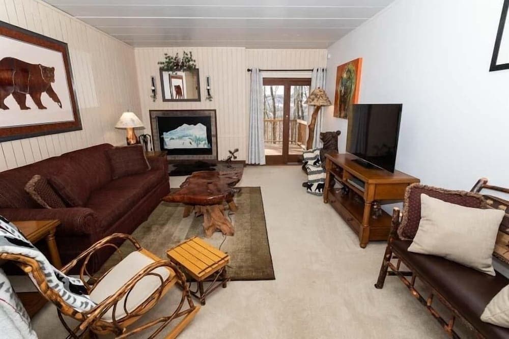 Cozy Seven Springs 1 Bedroom Deluxe Condo with Private Deck by RedAwning - Save 10% on 3 Nights, 15% on 5 Nights!
