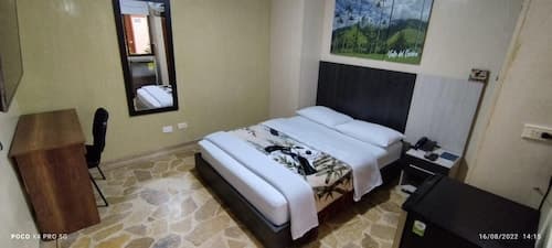 hotel golden suite.