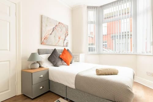 3 Bed House - Sleeps 7 - Garden - Parking - Wifi
