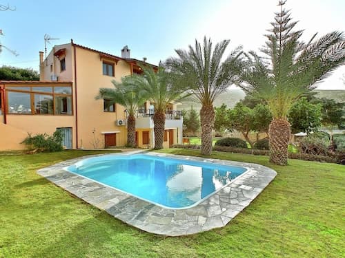 Fantastic Holiday Home in Karteros With Pool
