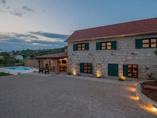 Adorable Holiday Home With Swimming Pool