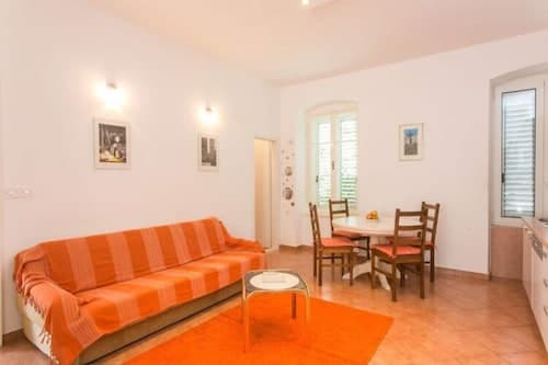 Apartment Tranquilo- Two Bedroom Apartment With Garden View