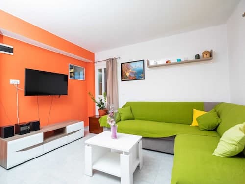 Olive's Garden House - Three Bedroom Holiday Home With Terrace and Sea View