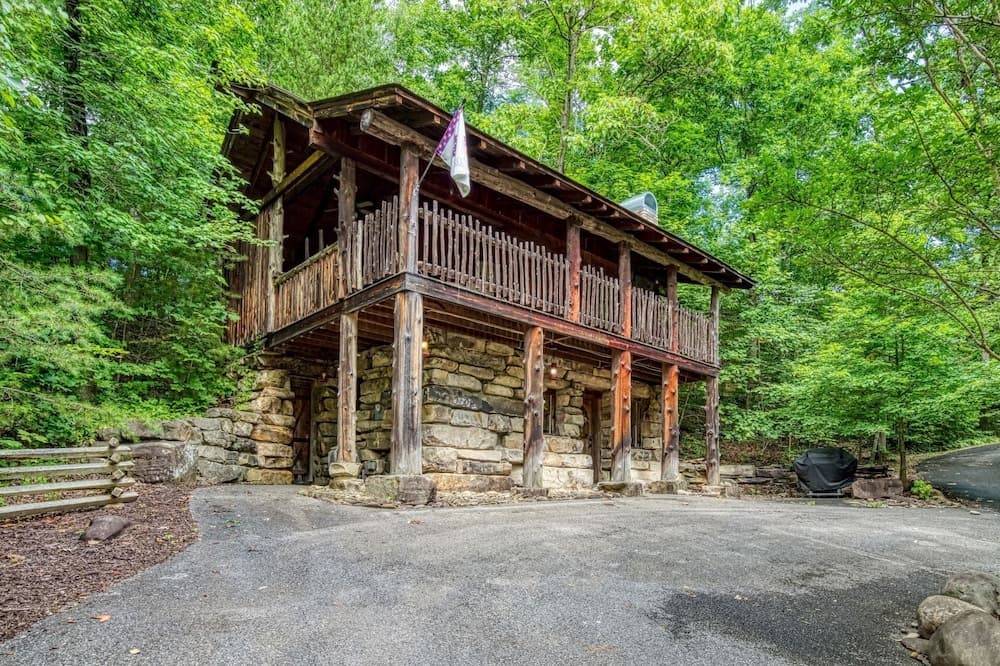 Er69 - Rachel's Tree House - Great Location. Close To All The Action! 1 Bedroom Cabin by RedAwning