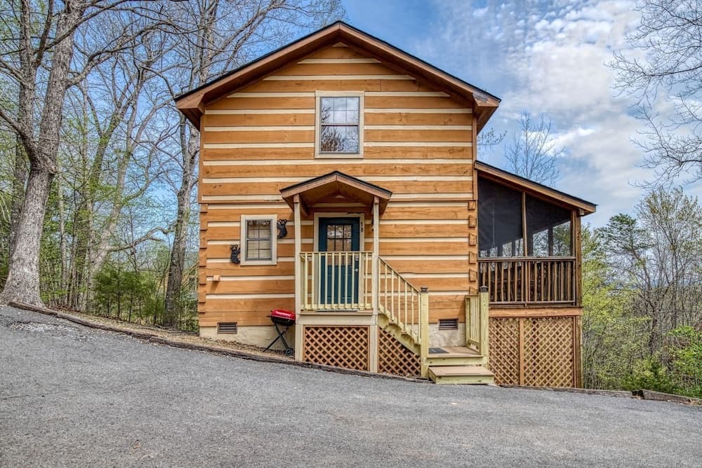 Er18 - The Lazy Bear View Great Location - Close To Town! 1 Bedroom Cabin by RedAwning