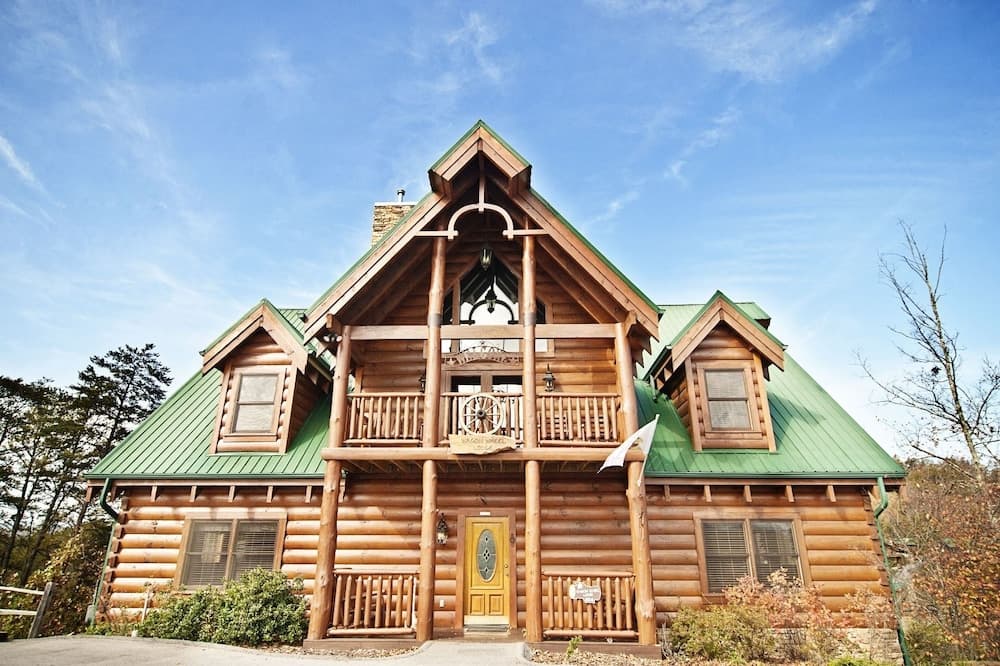 Ern854 - Wagon Wheel Lodge - Great Location! Close To All The Action! 9 Bedroom Cabin by RedAwning