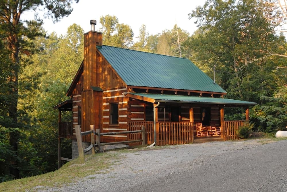 Mountain Lake Getaway - Great Location! 1 Bedroom Cabin by RedAwning