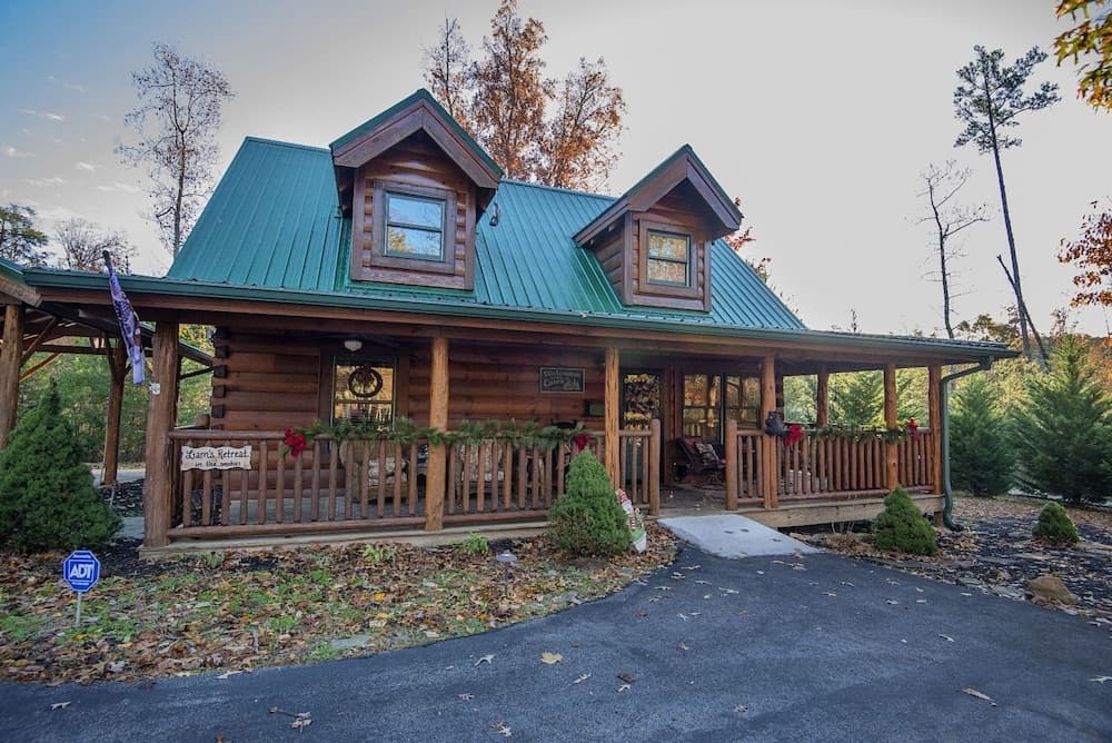 Liam's Retreat - 2 Bedroom with GameRoom just minutes away from Pigeon Forge 2 Cabin by RedAwning