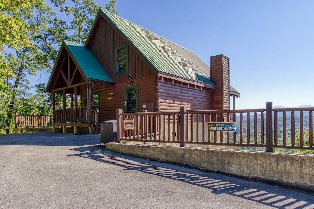 Majestic Mountain View - Great Location! - Convenient To Everything! 2 Bedroom Cabin by RedAwning