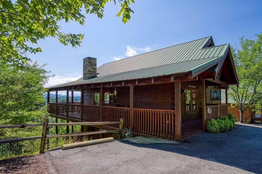 Ern857 - A Dream Come True - Great Location! Close To All The Action! 3 Bedroom Cabin by RedAwning