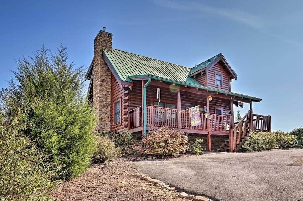 Ern863 - Mountain Top - Great Location! Mountain Views! Close To Town! 1 Bedroom Cabin by RedAwning