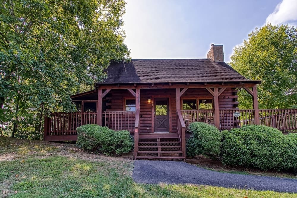 Er5 - Log Heaven - Great Location! Close To All The Action! 1 Bedroom Cabin by RedAwning