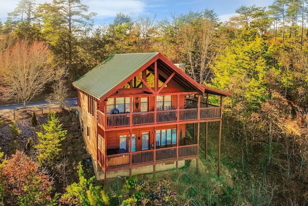 Ern858 - Eagles On High - Great Location! Close To All The Action! 3 Bedroom Cabin by RedAwning