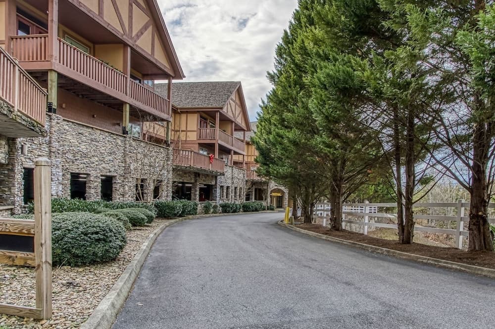 Owl See You 3205 - Close To Dollywood And Overlooking Gatlinburg Golf Course 2 Bedroom Condo by RedAwning