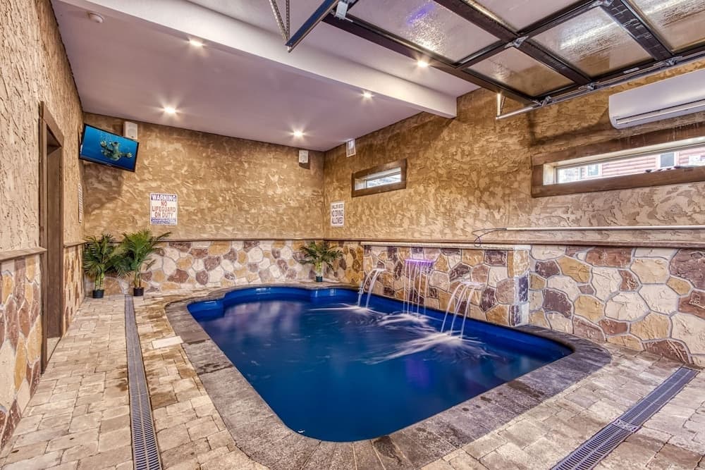 Ern823 - Eagle Falls - Great Location With Private Heated Indoor Pool! Close To Town! 3 Bedroom Cabin by RedAwning
