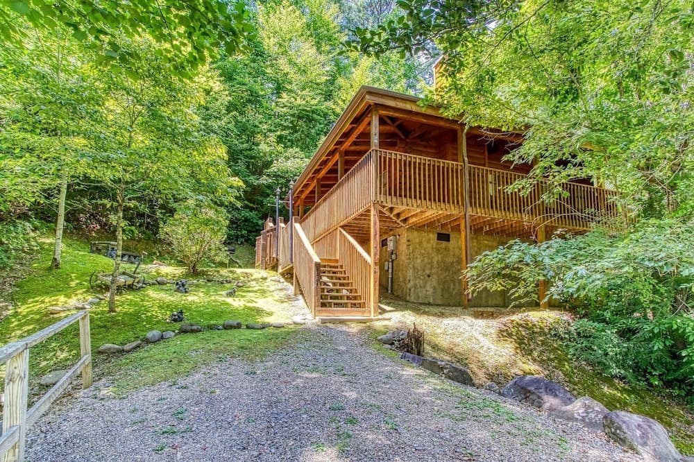 Cupid's Hideaway - Convenient To Downtown Gatlinburg And The National Park! 1 Bedroom Cabin by RedAwning