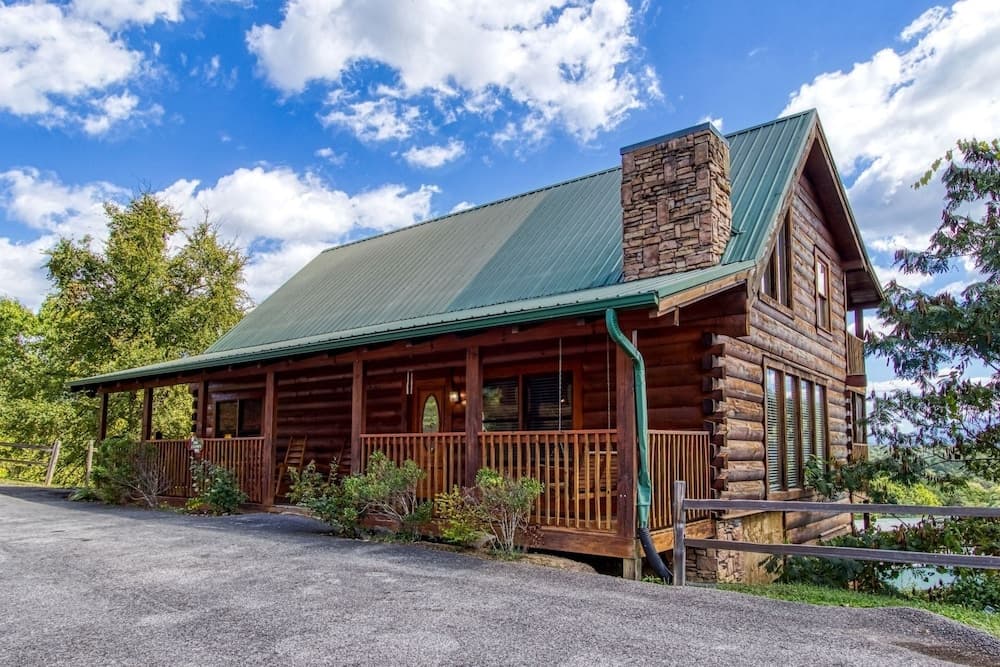 Ern864 - The Cedars - Great Location! Close To All The Action! 5 Bedroom Cabin by RedAwning