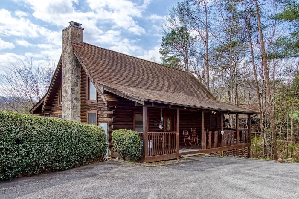 Er6 - On Eagles' Wings - Great Location. Close To All The Action! 6 Bedroom Cabin by RedAwning
