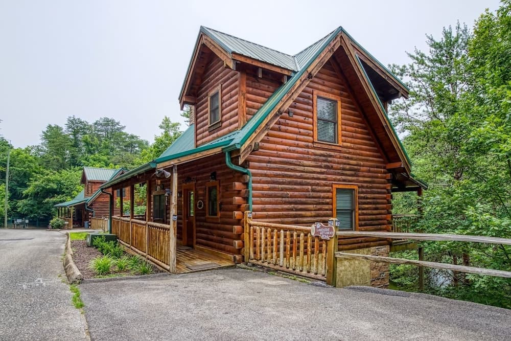 Ern834 - Lakeside Getaway - Great Location! Close To All The Action! 1 Bedroom Cabin by RedAwning
