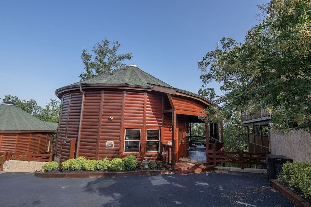 Declan's View - Cozy 1 bedroom with Game room and Great Mountain Views! 1 Cabin by RedAwning
