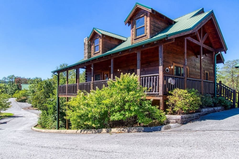 Ern850 - Simply The Best - Great Location - Close To All The Action! 4 Bedroom Cabin by RedAwning