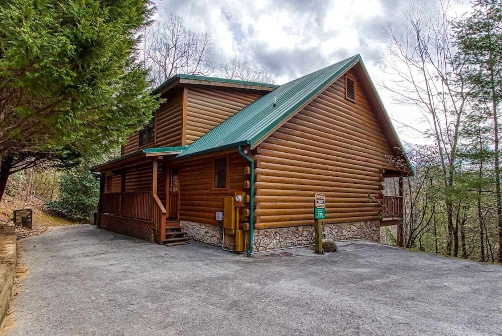 Cub Path Lodge - Luxurious 5/5 With Theatre Room And Mountain Views! 5 Bedroom Cabin by RedAwning