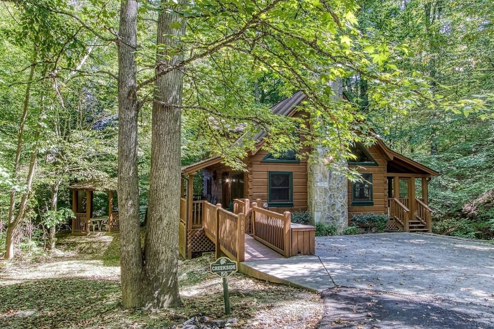 Er50 - Creekside - Great Location. Close To All The Action! 2 Bedroom Cabin by RedAwning