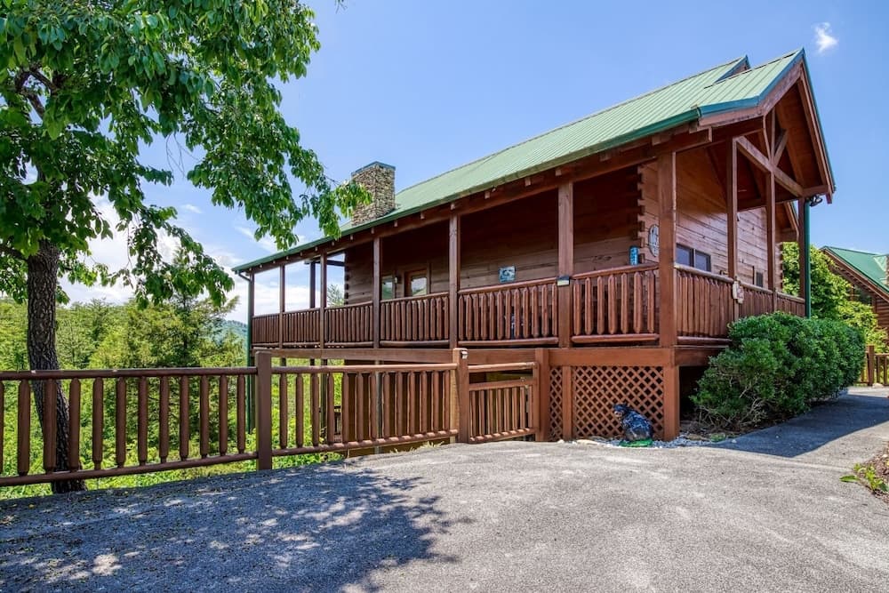 Ern849- Sweet Escape - Great Location! Close To Action! 4 Bedroom Cabin by RedAwning