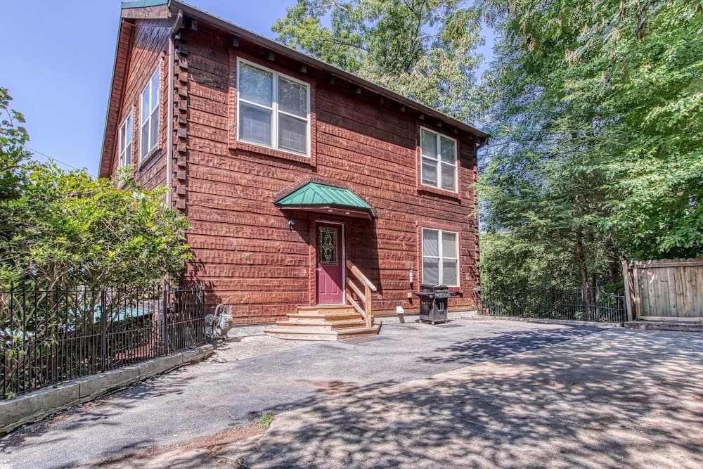 Cinema Falls - Great Location! - Convenient To Everything! 5 Bedroom Cabin by RedAwning