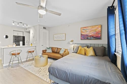 Charming Studio Close to Downtown and Domain
