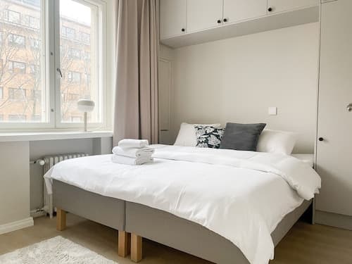 Central 1BR next to the park
