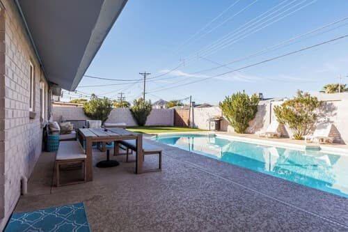 4BR Sleeps 8 Heated Pool Yard Games Bbq!