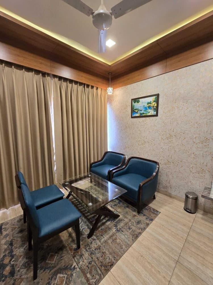 Hotel The Grand Ladhukara