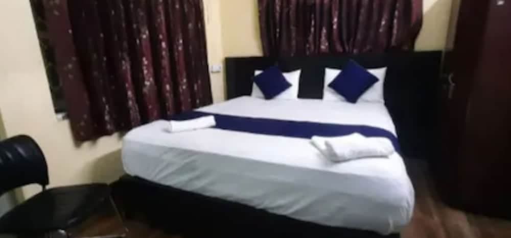 Goroomgo Salt Lake Palace Kolkata