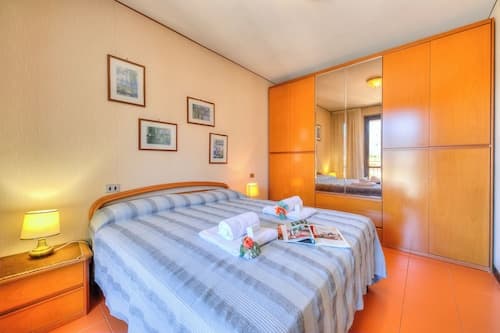 Laura's Cozy Apartment: With Balcony, Lift, Parking in Stresa Centre