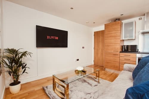 King Deluxe City Apt Large Balcony& Free Parking!