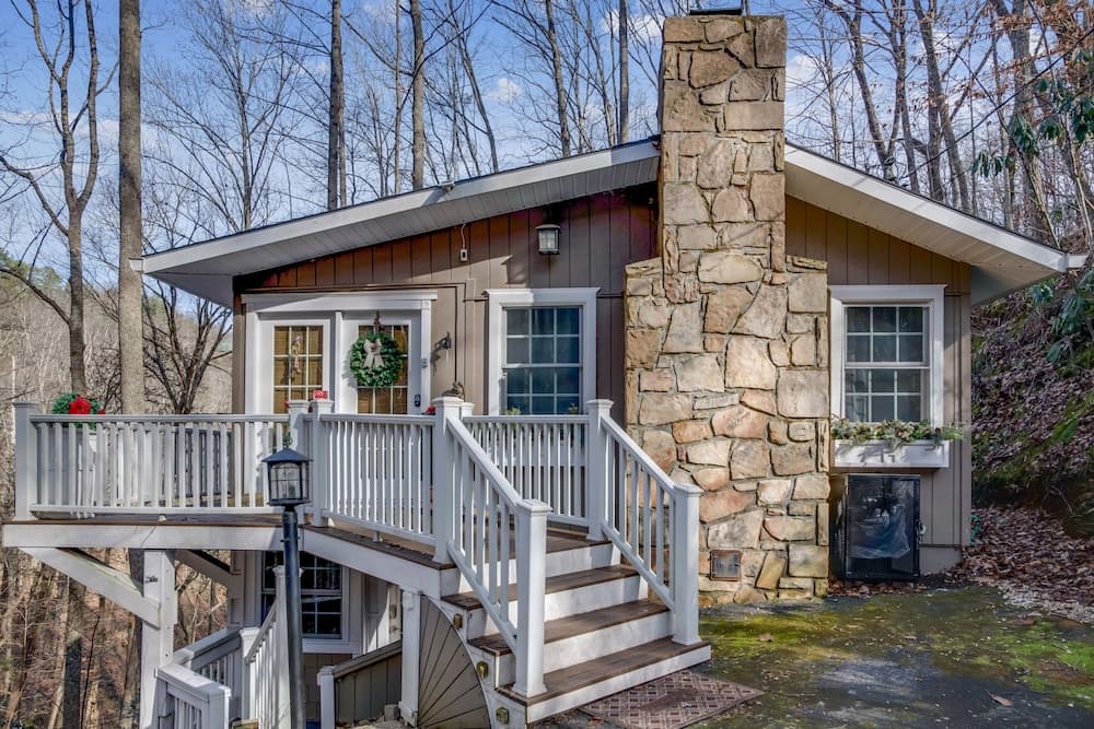 Spring Creek Cottage 1 Bedroom Chalet by RedAwning