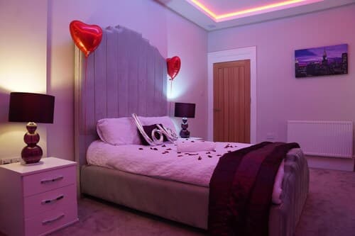 1 Bed Flat - Sleeps 2 - Hot Tub - Parking - Wifi