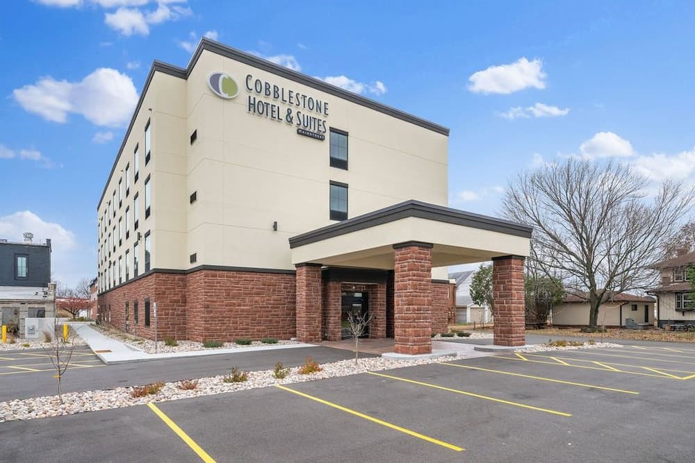 Cobblestone Hotel & Suites - Central Wisconsin Airport