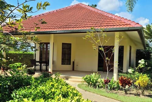 Beautiful Bungalow With Shared Outdoor Pool and 2km From the Beach