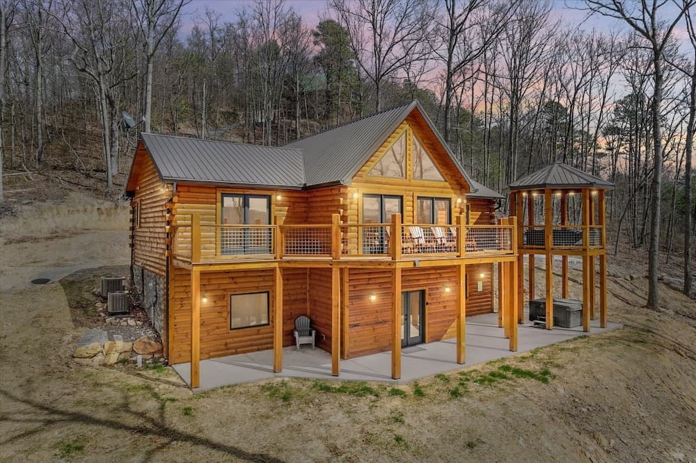Above The Summit 5 Bedroom Cabin by RedAwning
