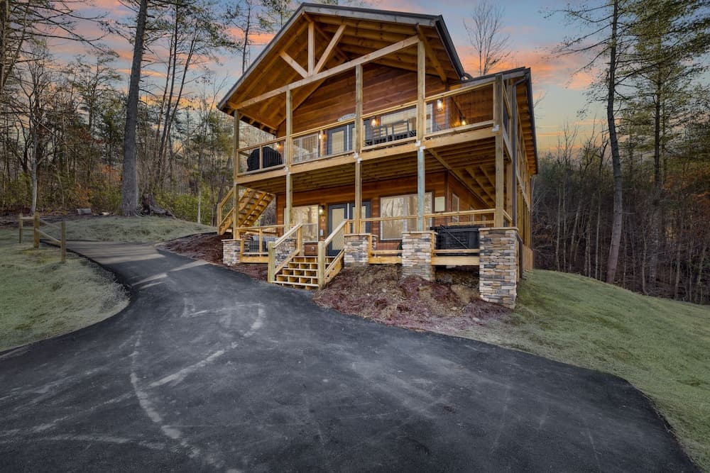 Hillside Hideaway 3 Bedroom Cabin by RedAwning
