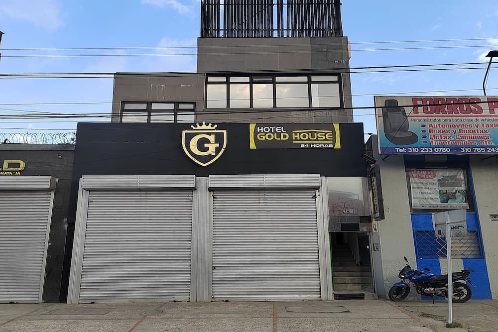 Ayenda Gold House