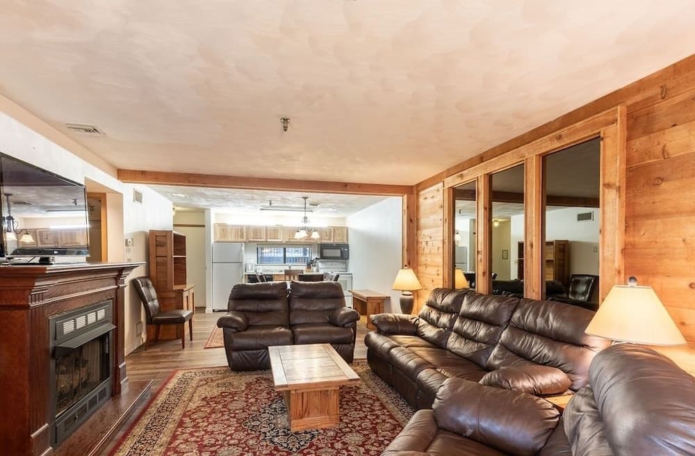Seven Springs Stoneridge 3 Bedroom Standard Condo - Ski-In/Out, Pet Friendly! by RedAwning - Save 10% on 3 Nights, 15% on 5 Nights!