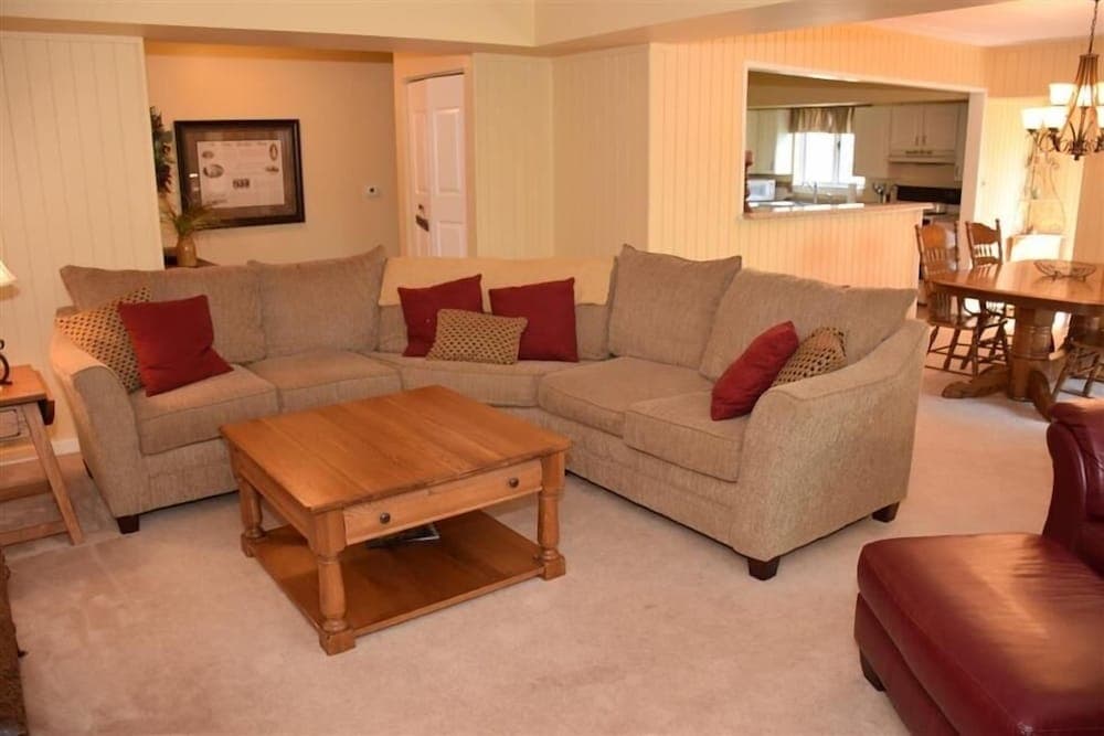 Seven Springs 2 Bedroom Deluxe Condo with Private Deck! by RedAwning - Save 10% on 3 Nights, 15% on 5 Nights!